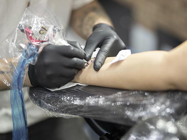 Schmerzen bei Tattoo und Piercing