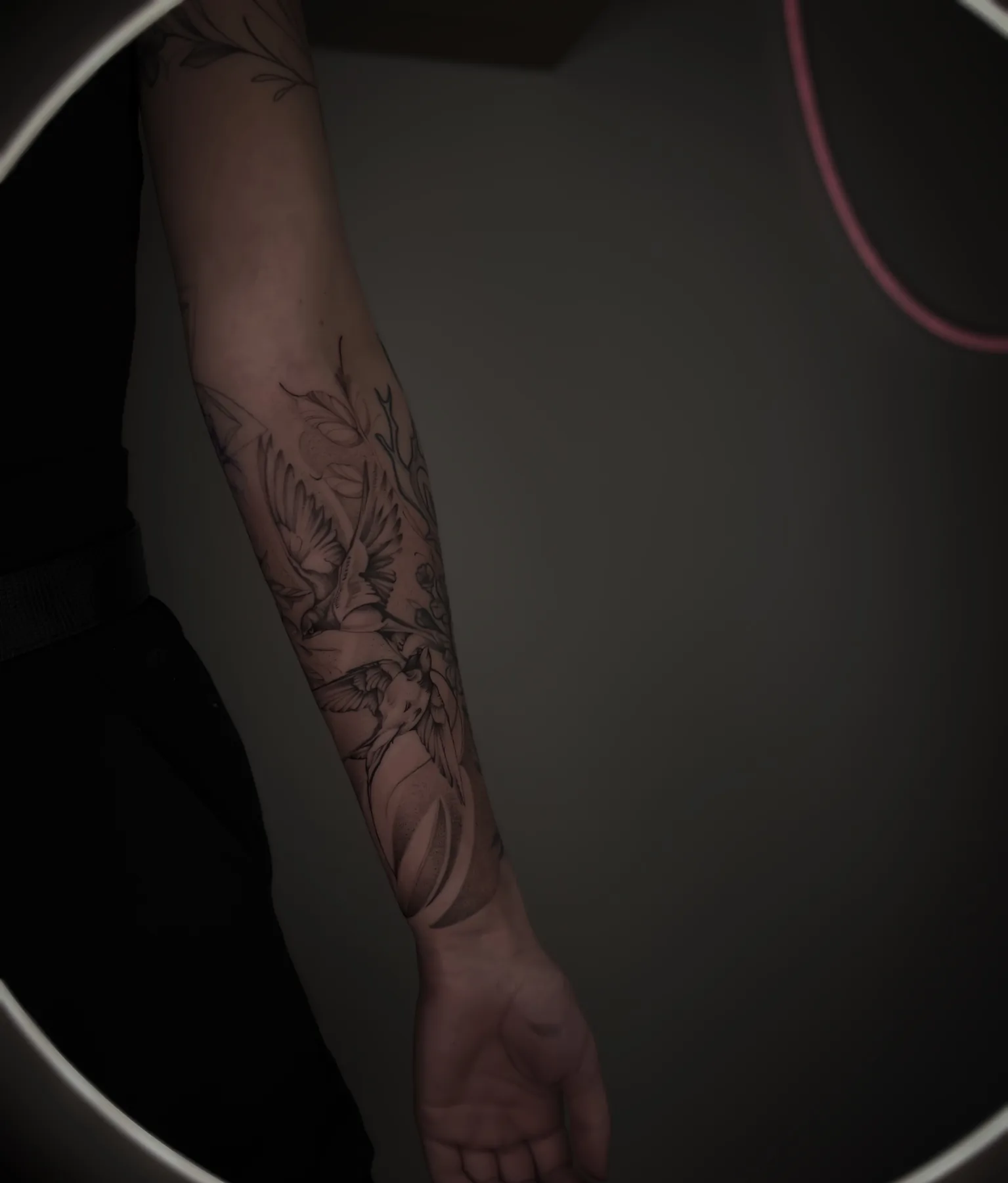 Fineline Tattoo von Elena mit floralem Linienmotiv am Unterarm
