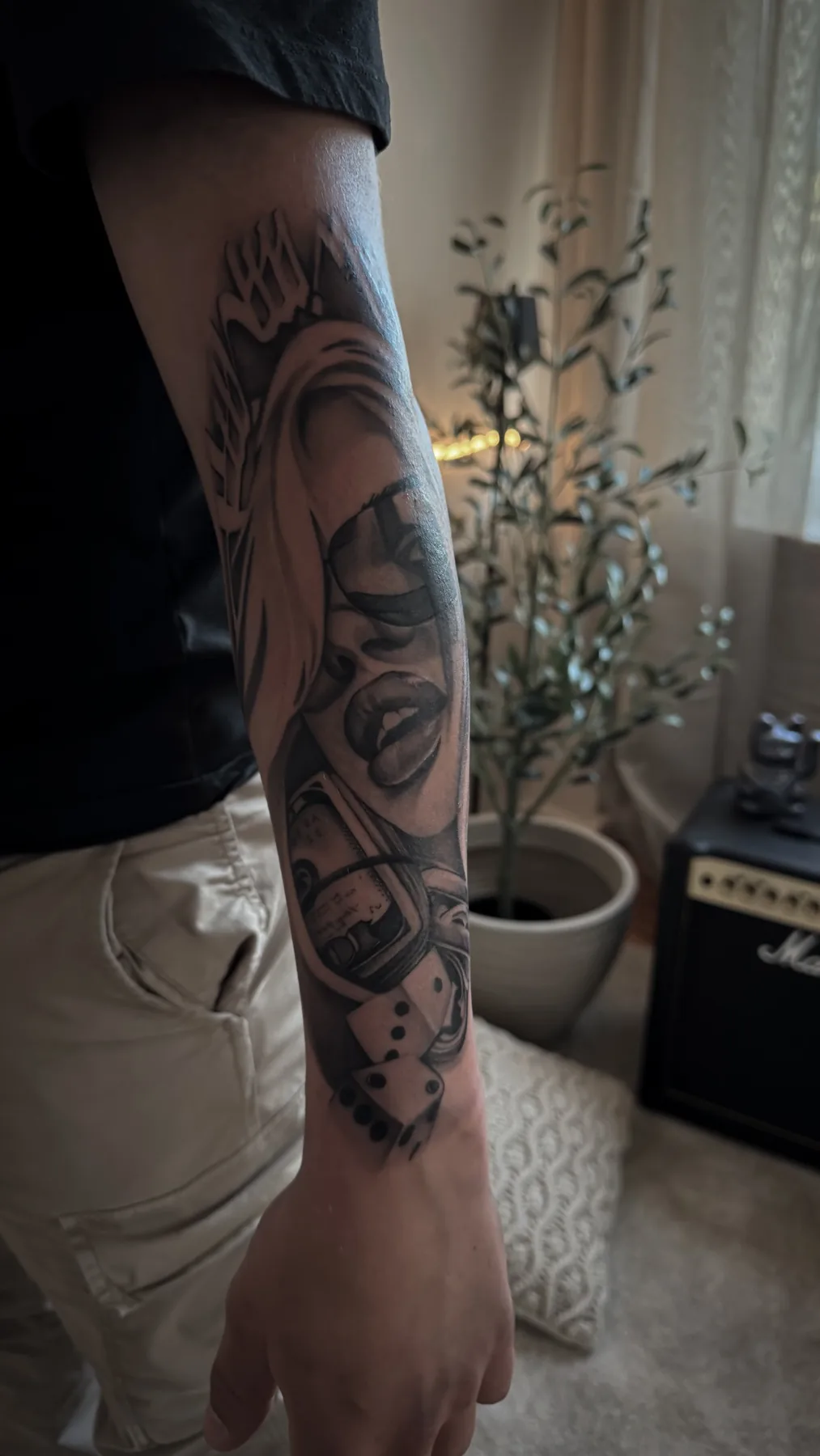 Black-and-Grey Tattoo von Elena mit detailreichem Unterarmmotiv