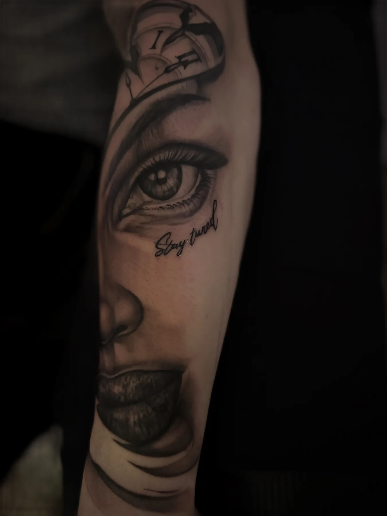 Illustratives Tattoo von Elena mit Auge und Gesichtselementen