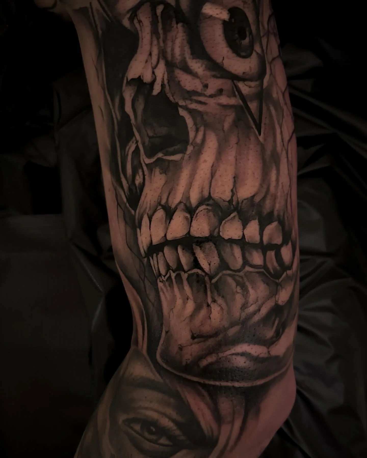 Detailreiches Black-and-Grey Tattoo von Elena am Unterarm
