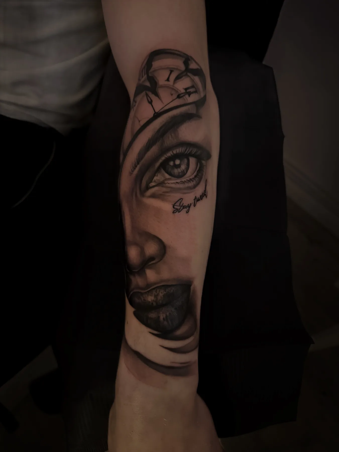 Illustratives Gesichtstattoo von Elena am Unterarm