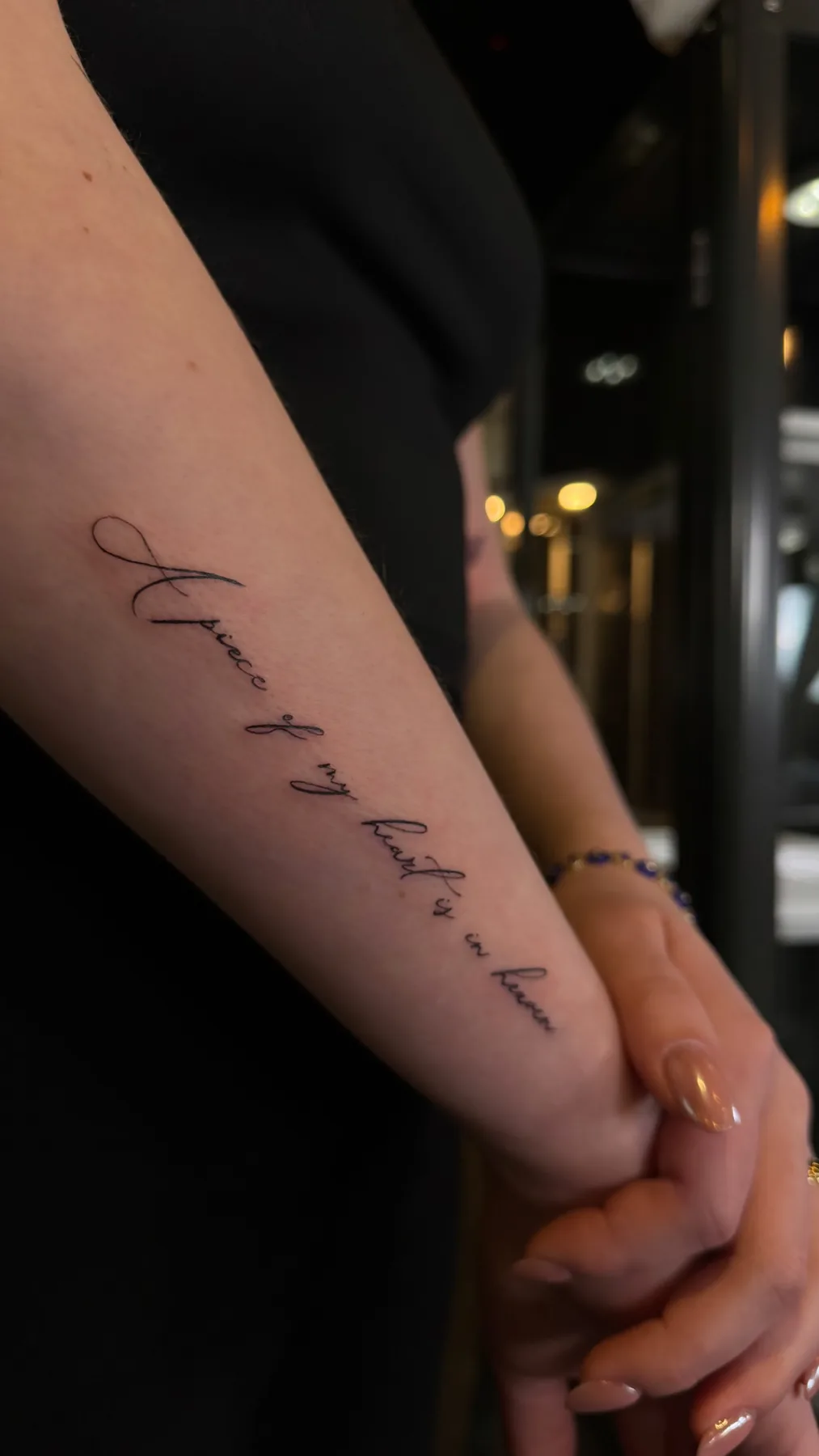 Feines Schriftzug Tattoo von Elena am Unterarm