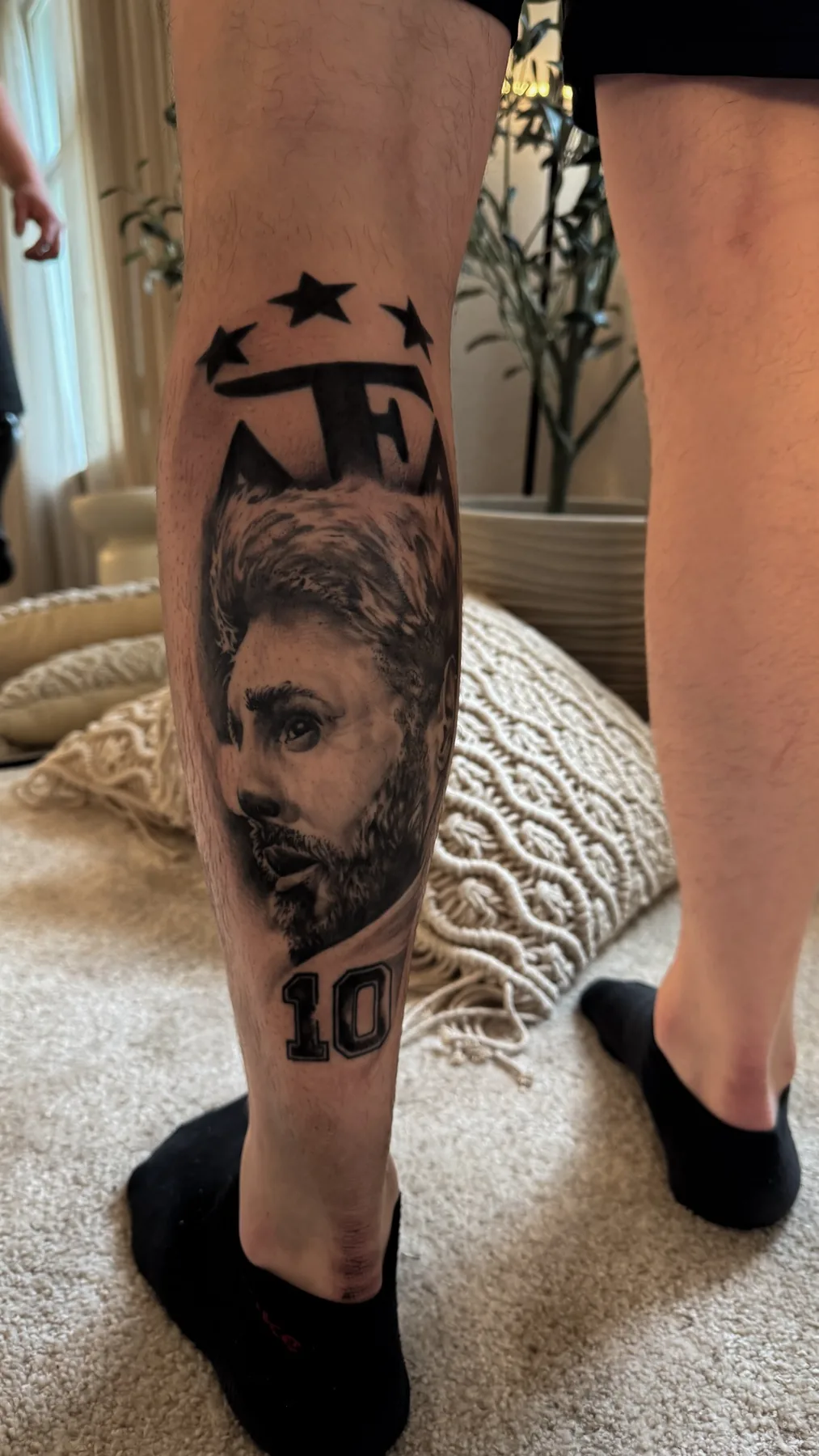 Realistisches Portrait Tattoo von Elena am Unterschenkel