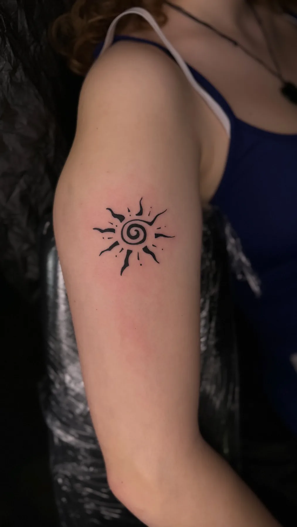 Kleines Sonnen Tattoo von Elena im Fineline Stil