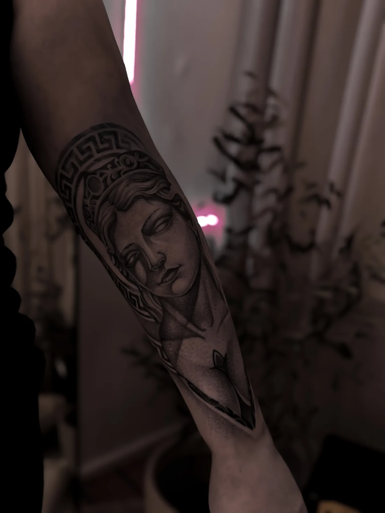 Illustratives Black-and-Grey Tattoo von Elena am Unterarm