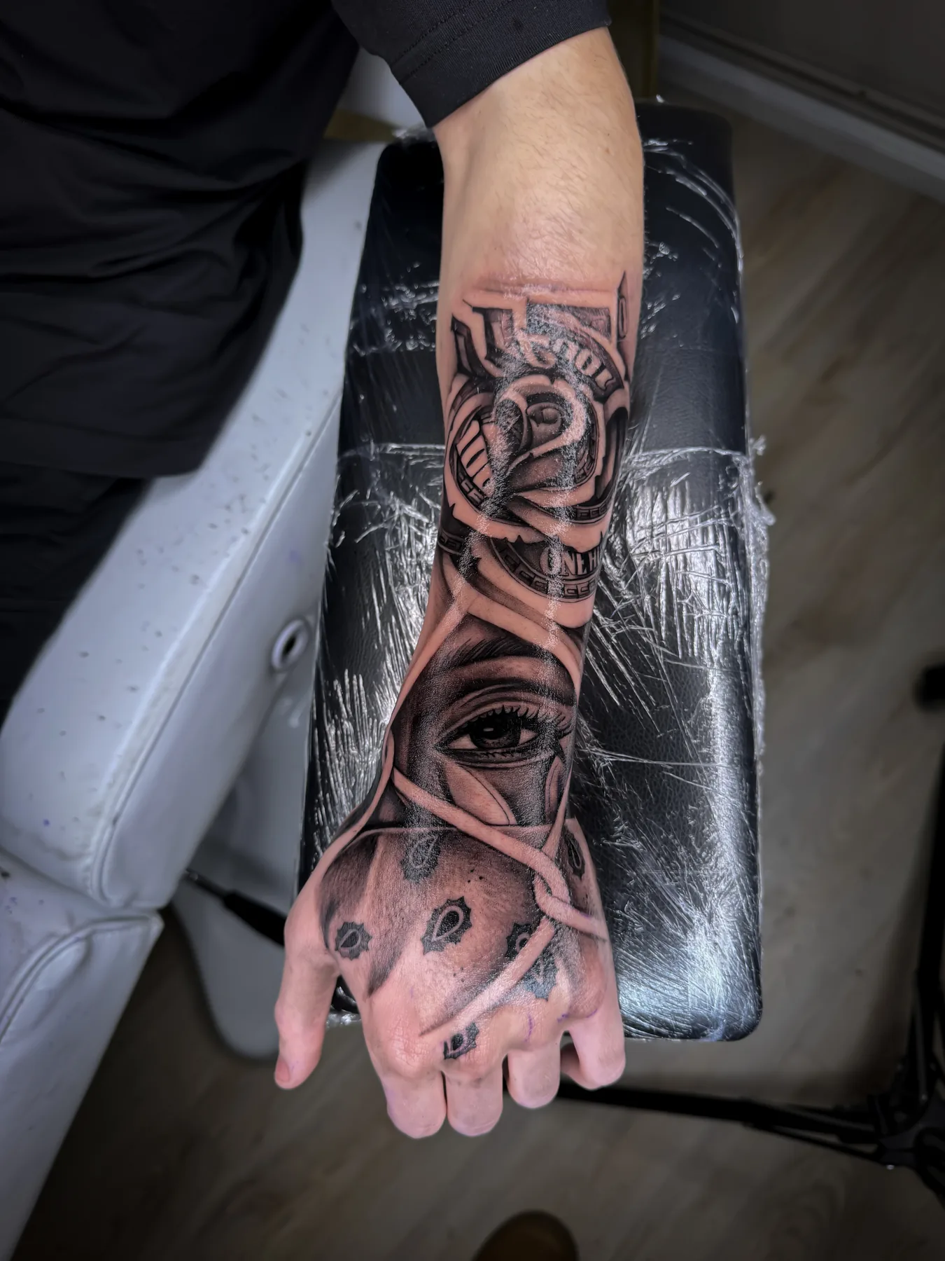 Detailreiches Hand- und Unterarmtattoo von Elena