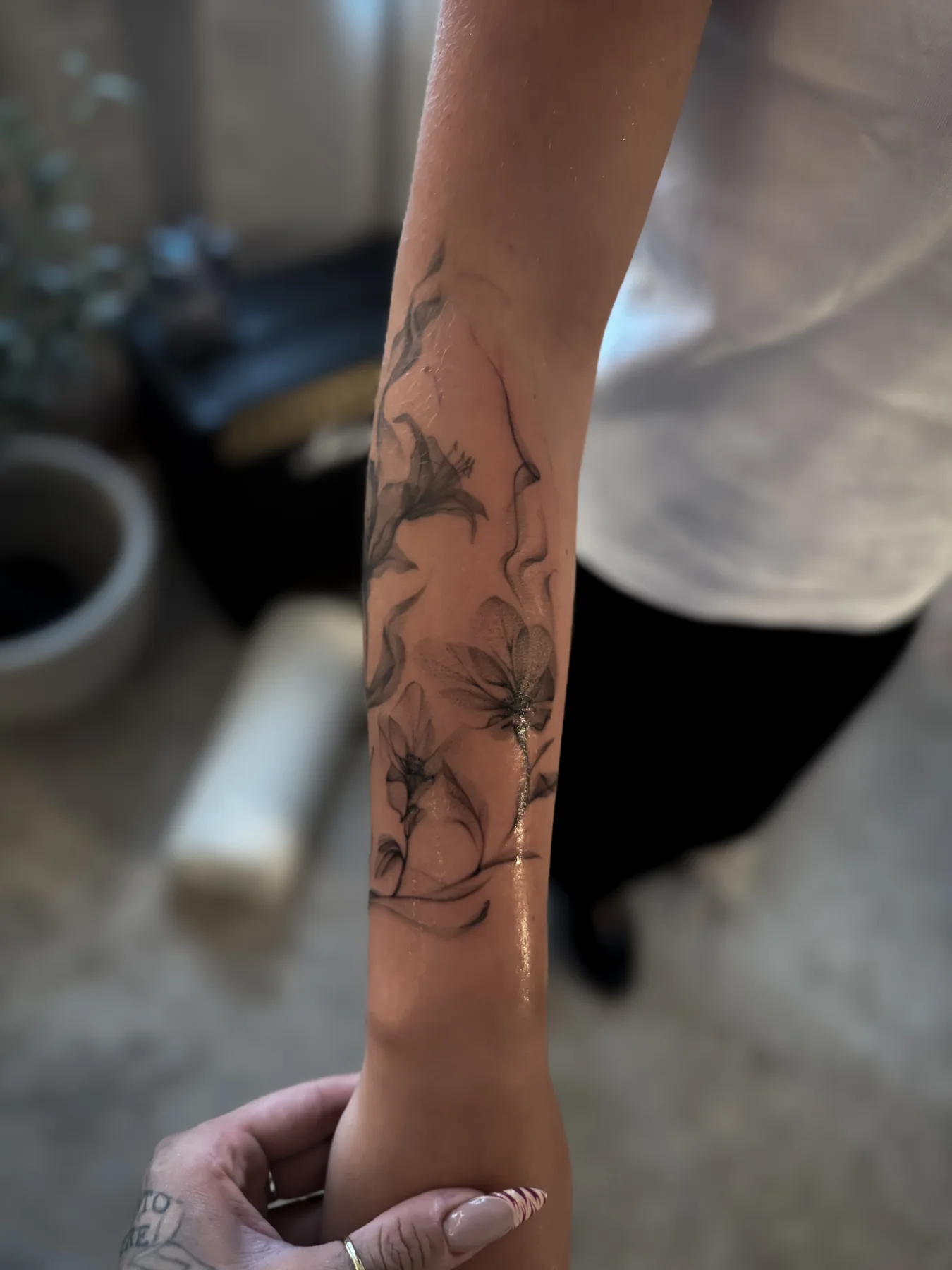 Botanisches Fineline Tattoo von Elena am Unterarm
