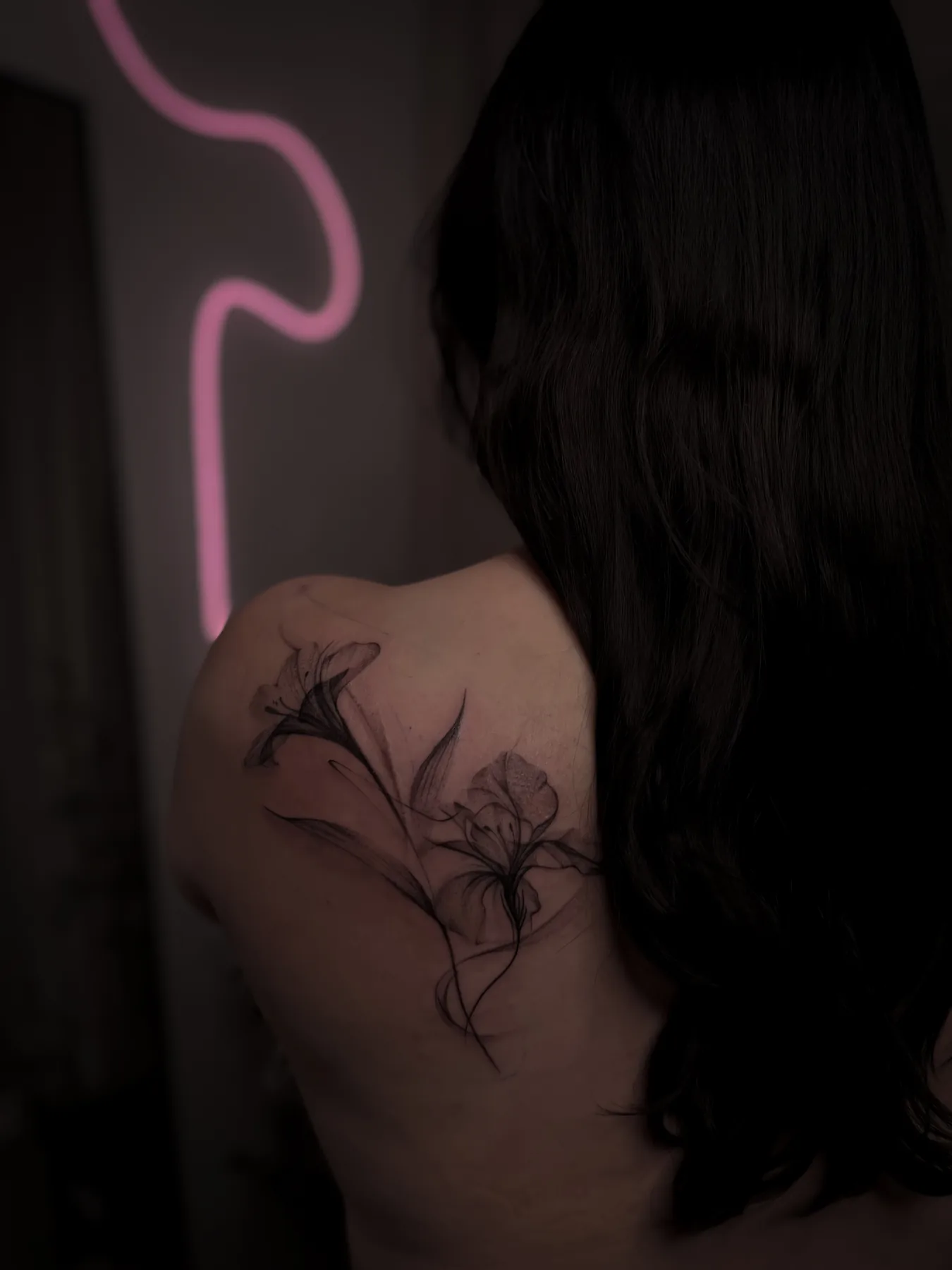 Florales Tattoo von Elena an Schulter und Oberarm