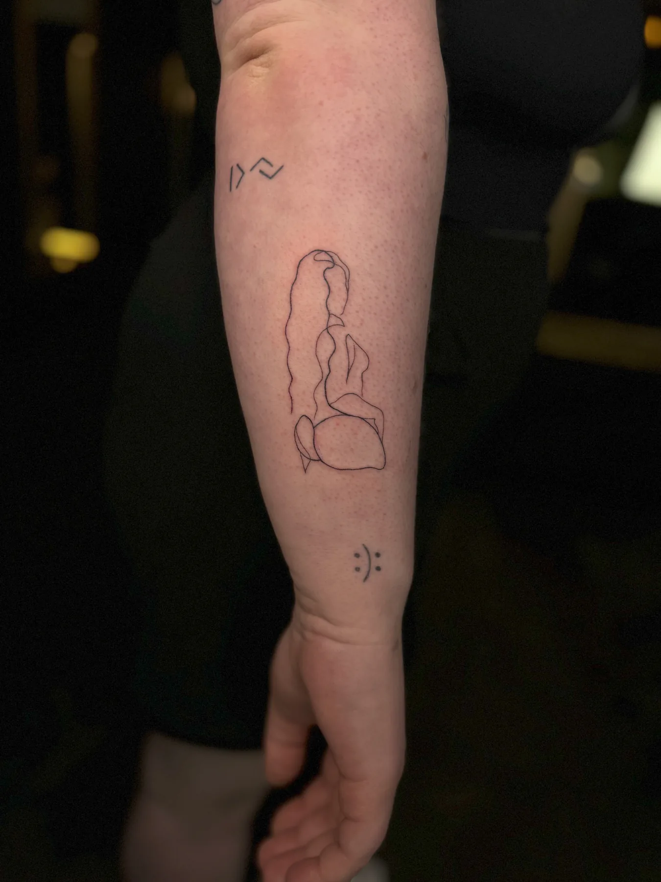 Minimalistisches Line-Art Tattoo von Elena am Unterarm