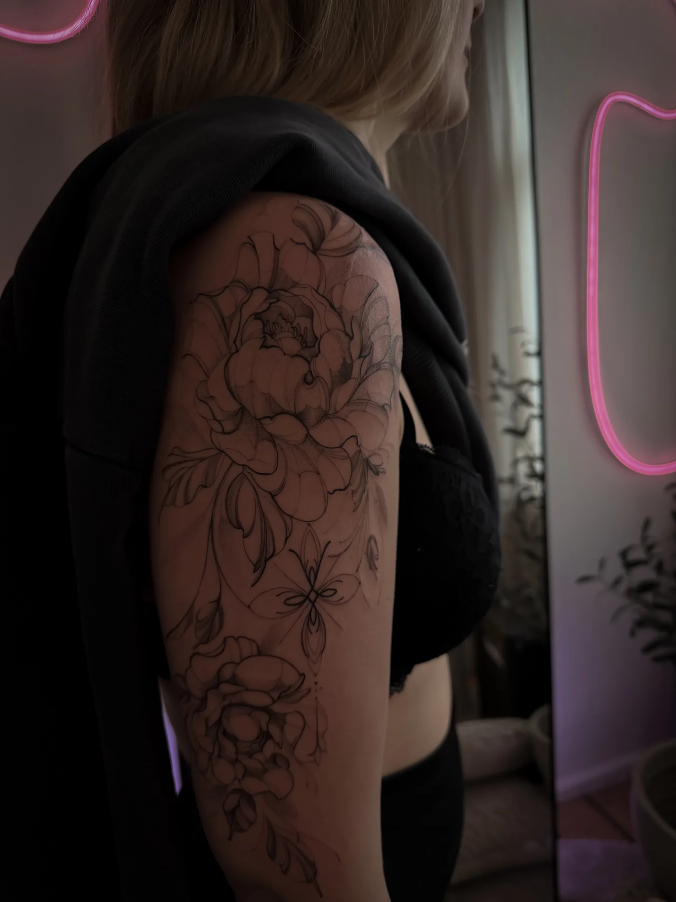 Botanisches Linien Tattoo von Elena am Oberarm