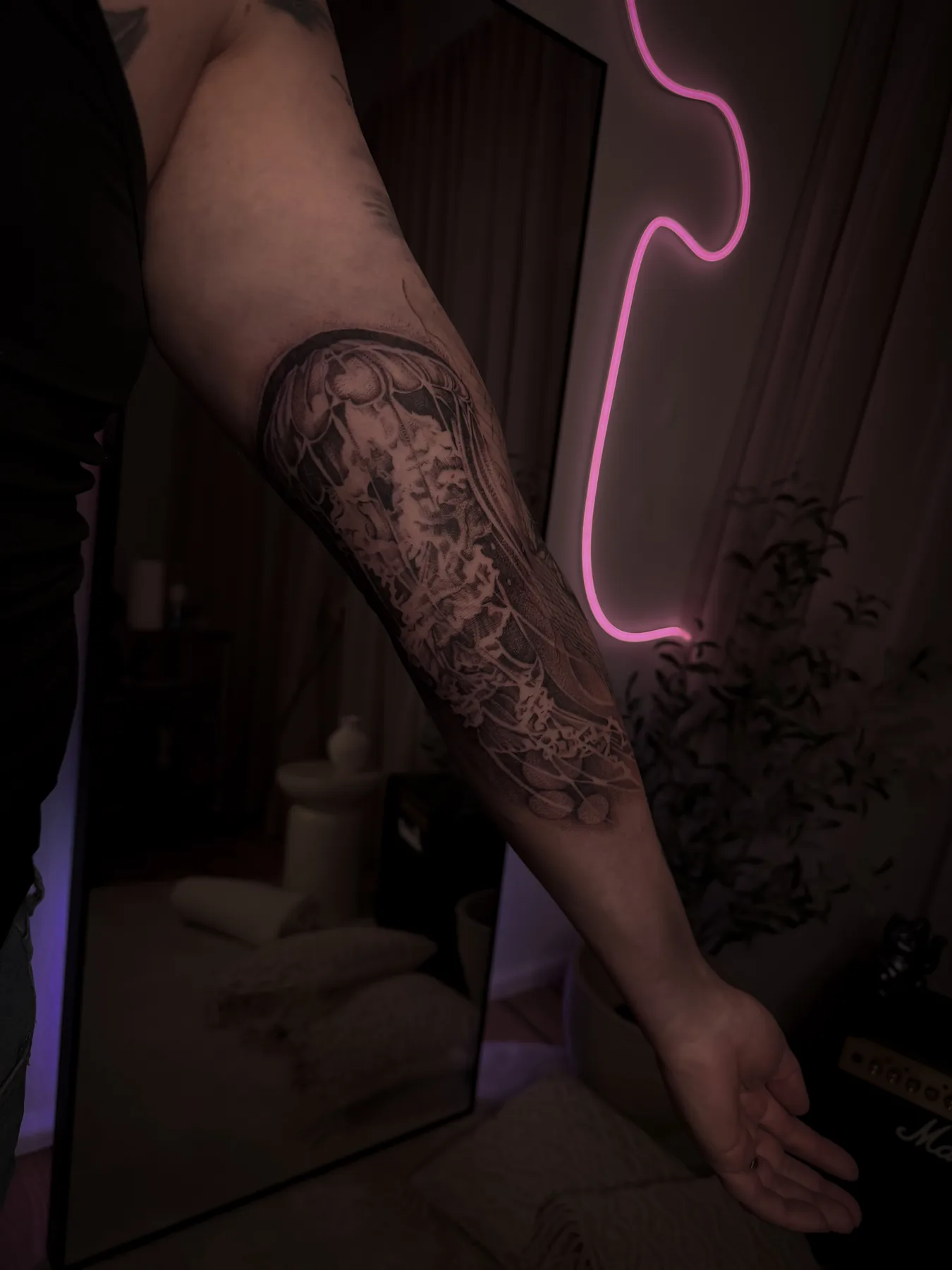 Florales Fineline Tattoo von Elena am Unterarm