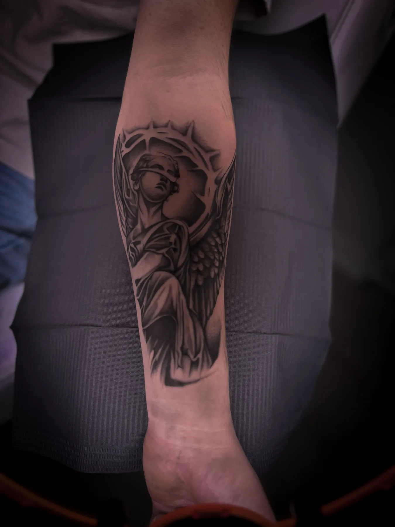 Black-and-Grey Figurentattoo von Elena am Unterarm