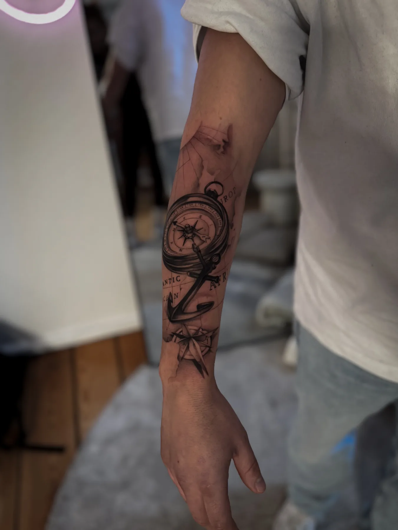 Illustratives Unterarmtattoo von Elena in Black and Grey