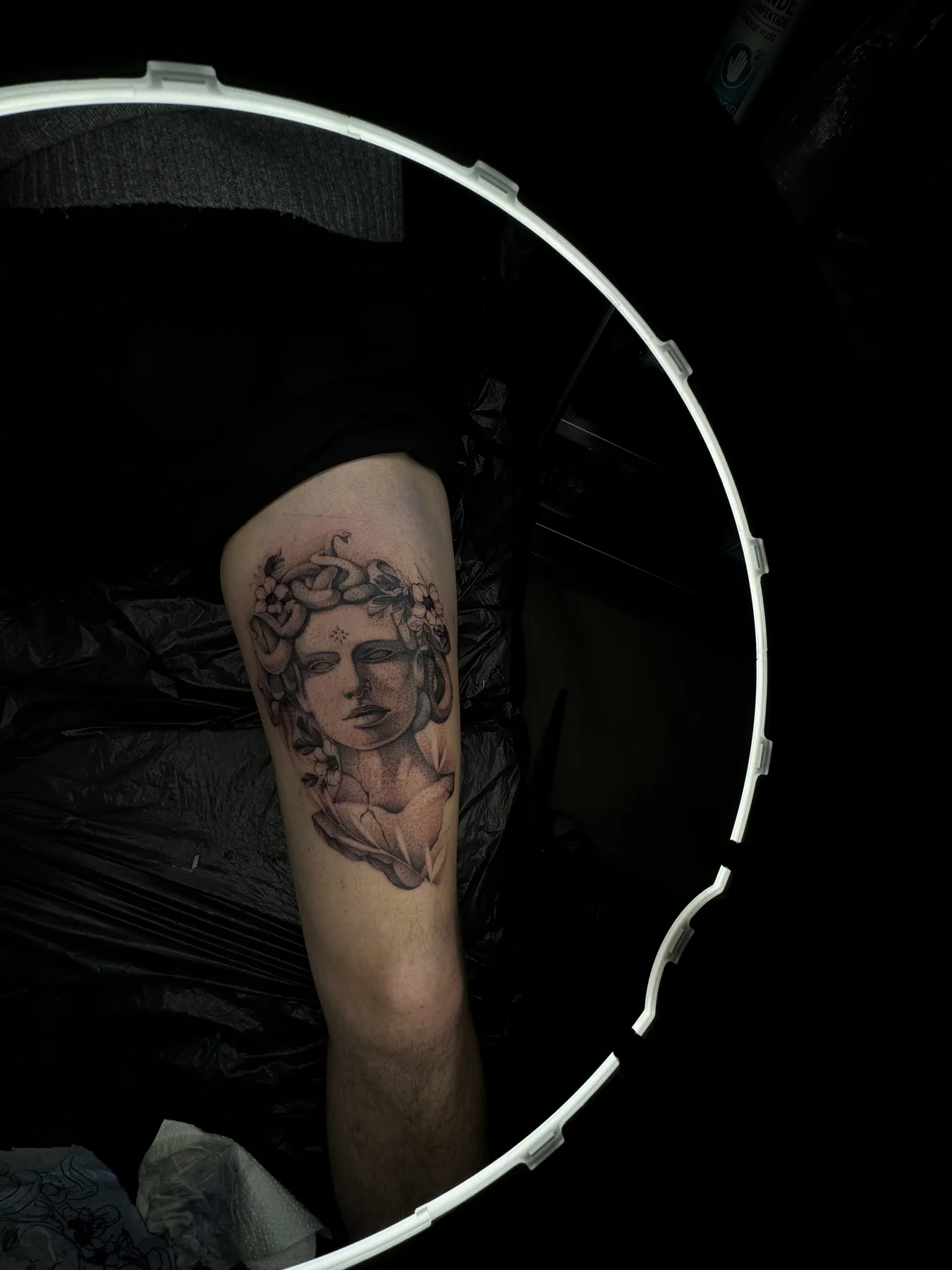 Black-and-Grey Portrait Tattoo von Elena am Oberarm