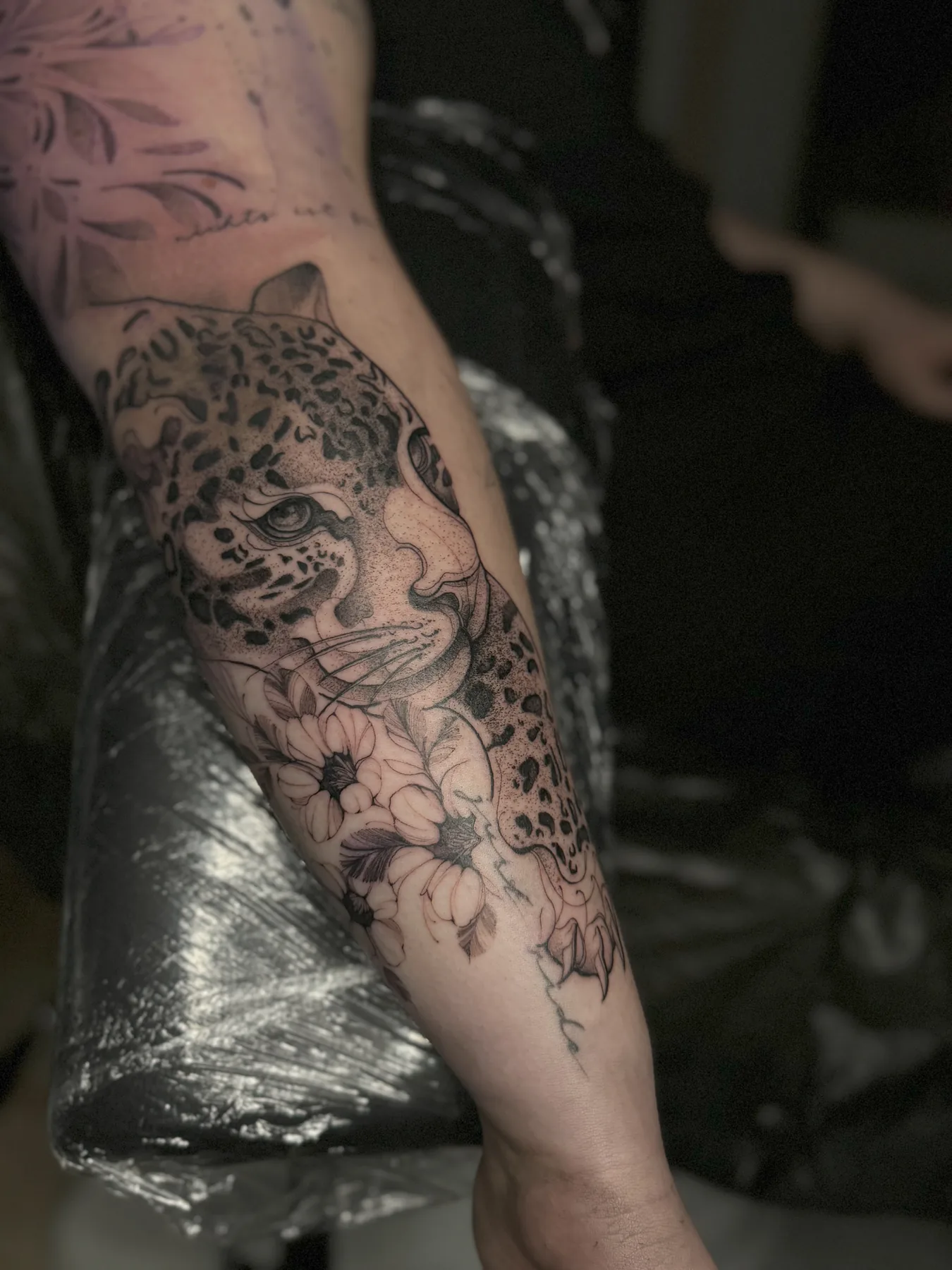Black-and-Grey Tattoo von Elena mit Tier- und Pflanzenmotiv