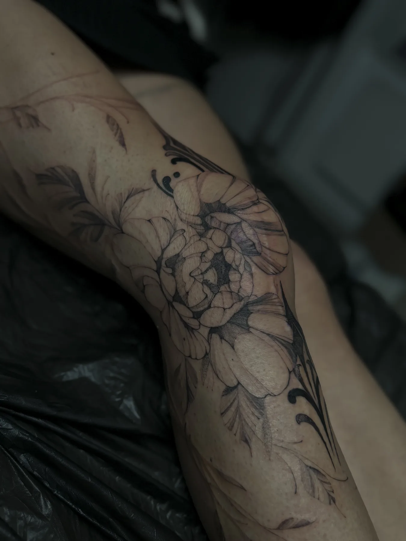 Botanisches Fineline Tattoo von Elena über Arm und Ellenbogen
