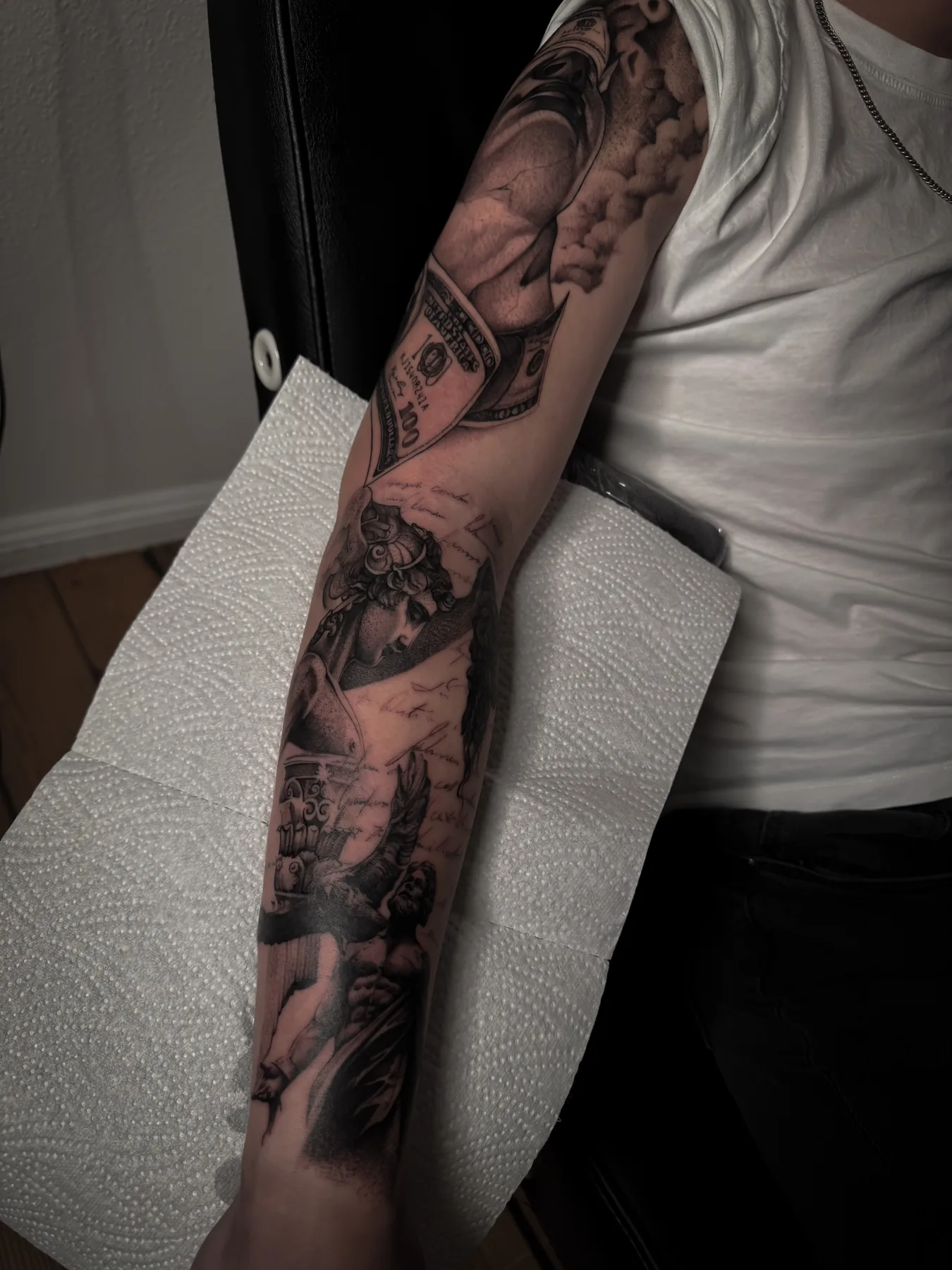 Großflächiges Black-and-Grey Tattoo von Elena am Arm