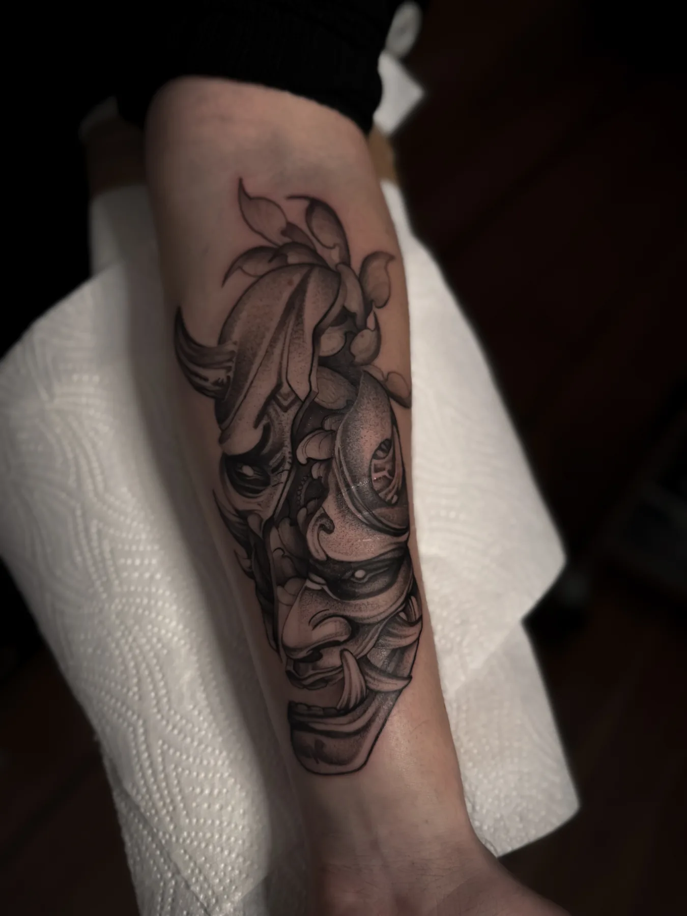 Black-and-Grey Portrait Tattoo von Elena am Unterarm